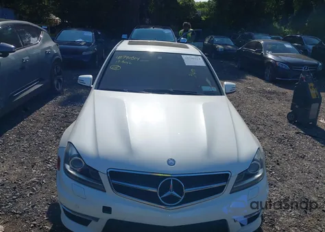 2012 Mercedes-Benz C 63 Amg z USA, uszkodzony, nr VIN WDDGF7HB6CA725179